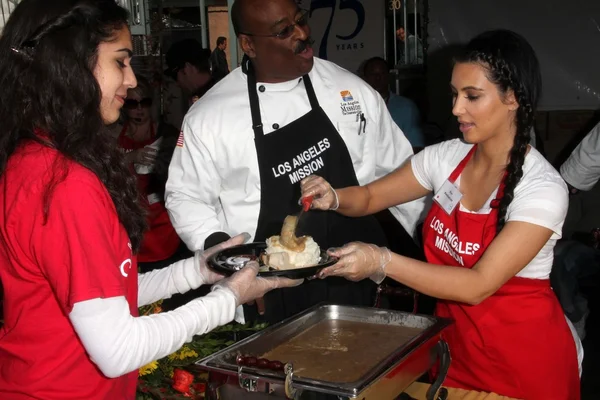 Kim kardashian bei der mission "homeless" thanksgiving, los angeles mission, los angeles, ca 11-23-11 — Stockfoto