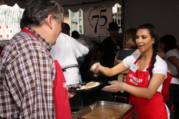 Kim Kardashian alla LA Mission "Homeless" Thanksgiving, Los Angeles Mission, Los Angeles, CA 11-23-11 — Foto Stock
