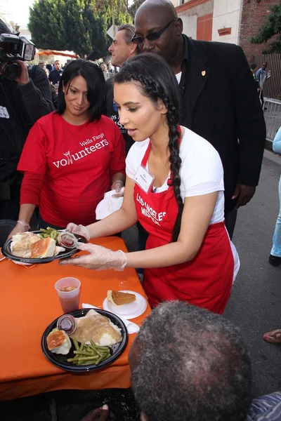 Kim Kardashian på La Mission "hemlösa" Thanksgiving, Los Angeles mission, Los Angeles, ca 11-23-11 — Stockfoto