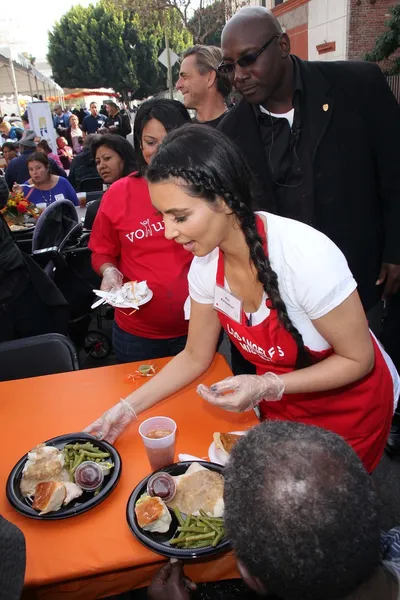 Kim Kardashian på La Mission "hemlösa" Thanksgiving, Los Angeles mission, Los Angeles, ca 11-23-11 — Stockfoto