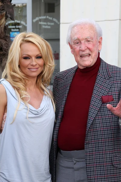 Pamela anderson, bob barker at the peta goes postmarken enthüllung, hollywood post office, hollywood, ca 11-29-11 — Stockfoto