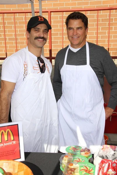 Johnathon Schaech and Ted McGinley at the Hollywood Chamber Of Commerce 17th Annual Police And Fire BBQ, Private Location, Hollywood, CA 11-30-11 — Stock Photo, Image