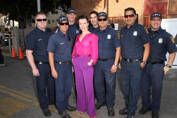 Debi mazar met politieagenten — Stockfoto