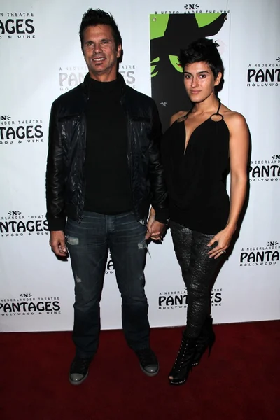 Lorenzo Lamas and Shawna Craig at the "Wicked" Los Angeles Opening Night, Pantages, Hollywood, CA 12-01-11 — Stock Photo, Image