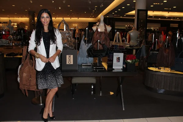 Camila alves op de muxo-stam Toon gehost door nordstrom nordstrom westfield topanga, canoga park, ca 12-16-11 — Stockfoto