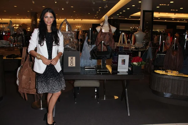 Camila Alves no MUXO Trunk Show apresentado por Nordstrom, Nordstrom Westfield Topanga, Canoga Park, CA 12-16-11 — Fotografia de Stock