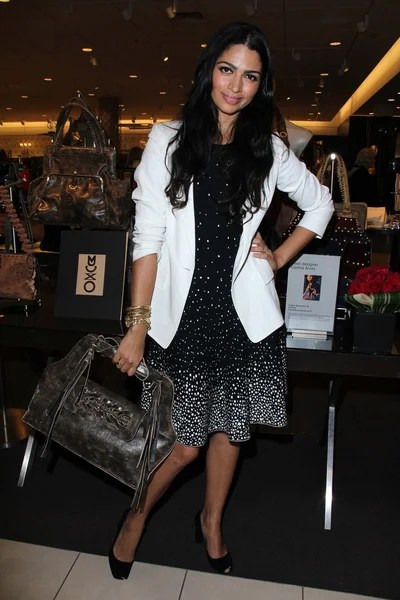 Camila Alves at the MUXO Trunk Show hosted by Nordstrom, Nordstrom Westfield Topanga, Canoga Park, CA 12-16-11 — Stock Photo, Image
