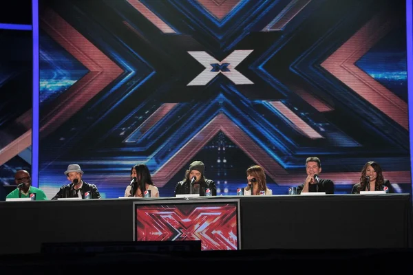 L.A. Reid, Chris Rene, Nicole Scherzinger, Josh Krajcik, Paula Abdul, Simon Cowell e Melanie Amaro alla conferenza stampa "X Factor", CBS Televison City, Los Angeles, CA 12-19-11 — Foto Stock