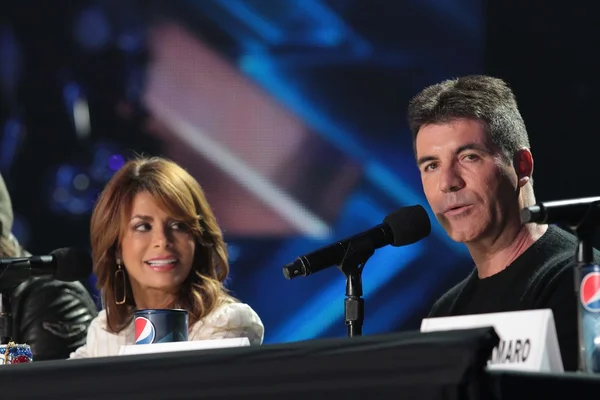 ポーラ ・ アブドゥルとサイモン cowell します。 — ストック写真