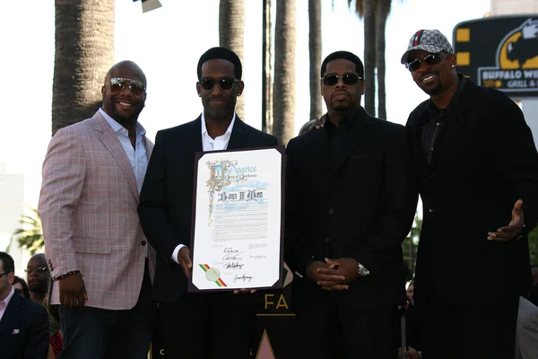 Натан Моррис, Шон Стокман, Ваня Моррис и Майкл МакКэри на церемонии Boyz II Men Star On The Hollywood Walk Of Fame Ceremony, Голливуд, Калифорния 01-05-12 — стоковое фото