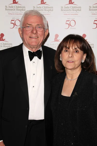 Phil Donahue, Terre Thomas vid St. Jude Children's Research Hospital 50-årsfest, Beverly Hilton, Beverly Hills, Ca 01-07-12 — Stockfoto