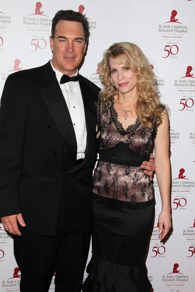 Patrick Warburton and wife at the St. Jude Children's Research Hospital 50th Anniversary Gala, Beverly Hilton, Beverly Hills, CA 01-07-12 — Stock Photo, Image