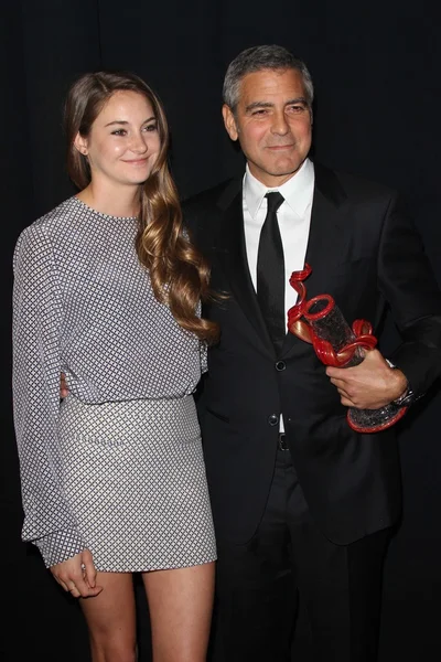 Shailene Woodley y George Clooney — Foto de Stock