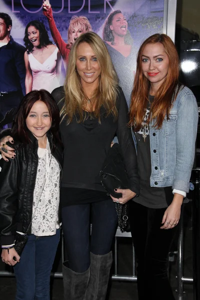 Noah Cyrus, Tish Cyrus, Brandi Cyrus op de "Joyful Noise" wereld Premiere, Chinese Theater, Hollywood, Ca 01-09-12 — Stockfoto