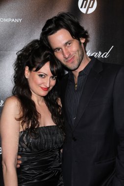 Vikki Lizzy, Derek C. Pratt