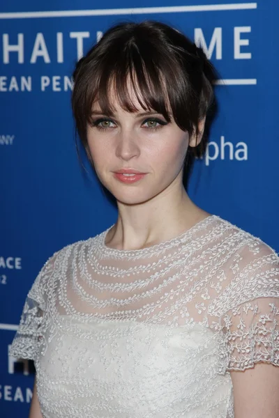 Felicity Jones (em inglês) no Cinema For Peace Fundraiser For Haiti, Montage, Beverly Hills, CA 01-14-12 — Fotografia de Stock