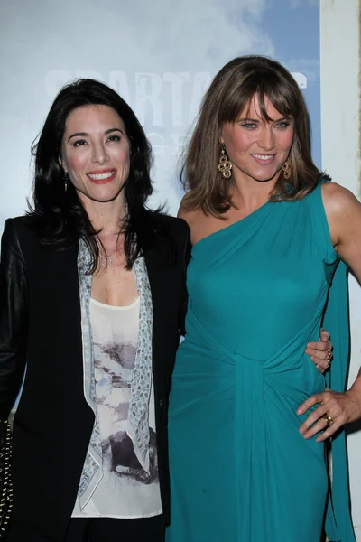 Jaime Murray and Lucy Lawless at the "Spartacus: Vengeance" Premiere Screening, Arclight, Hollywood, CA 01-18-12 — Stock Photo, Image