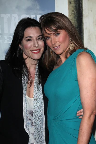 Jaime Murray and Lucy Lawless at the "Spartacus: Vengeance" Premiere Screening, Arclight, Hollywood, CA 01-18-12 — Stock Photo, Image