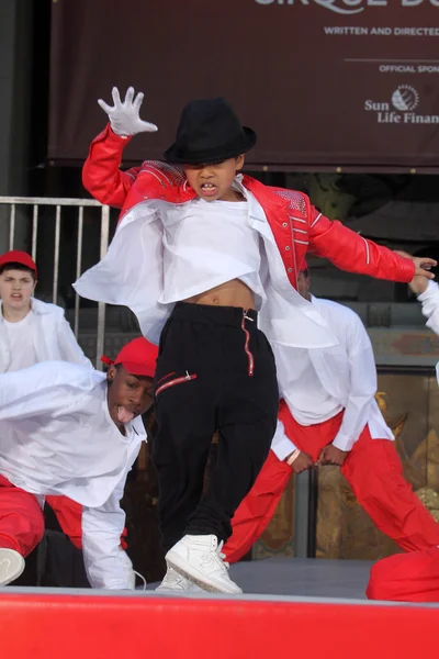 Sfeer op michael jackson vereeuwigd op grauman's chinese theater, hollywood, ca 01-26-12 — Stockfoto