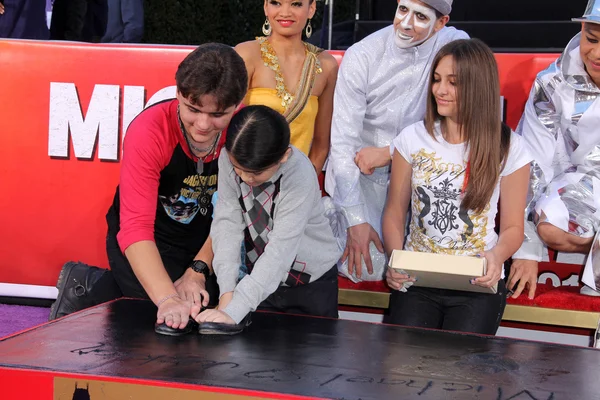 Prince Jackson, Paris Jackson, Blanket Jackson at Michael Jackson Inmortalized at Grauman 's Chinese Theatre, Hollywood, CA 26-01-12 — Foto de Stock