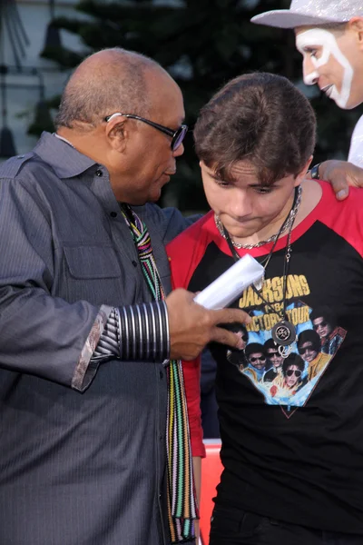 Quincy jones, Prens jackson, michael jackson ölümsüzleştirilmiş grauman's Çince tiyatro, hollywood, ca 01-26-12 — Stok fotoğraf