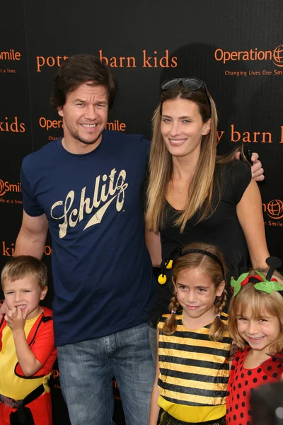 Mark Wahlberg and Rhea Durham and Michael Wahlberg and Ella Rae Wahlberg and guest — Zdjęcie stockowe