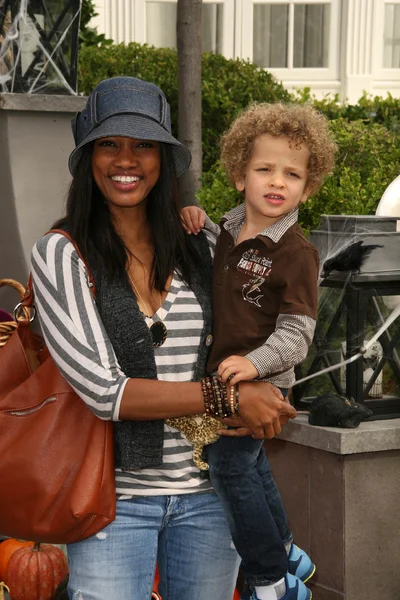 Garcelle Beauvais y Jax Nilonat the Pottery Barn Kids Halloween Carnival Benfiting Operation Smile, Private Location, Los Angeles, CA. 10-23-10 —  Fotos de Stock