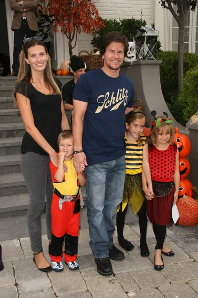 Mark Wahlberg and Rhea Durham and Michael Wahlberg and Ella Rae Wahlberg and guest at the Pottery Barn Kids Halloween Carnival Benfiting Operation Smile, Private Location, Los Angeles, CA. 10-23-10 — Stok fotoğraf