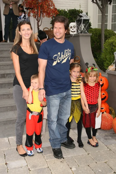 Mark Wahlberg e Rhea Durham and Michael Wahlberg and Ella Rae Wahlberg and guest at the Pottery Barn Kids Halloween Carnival Benfiting Operation Smile, Private Location, Los Angeles, CA. 10-23-10 — Foto Stock