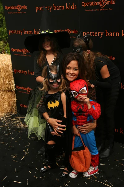 Bachburke und ihre Kinder in der Töpferscheune Kinder halloween Karneval benpassend Betrieb Lächeln, private Lage, los angeles, ca. 23.10.10 — Stockfoto