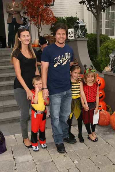 Mark Wahlberg and Rhea Durham and Michael Wahlberg and Ella Rae Wahlberg and guest — Stockfoto