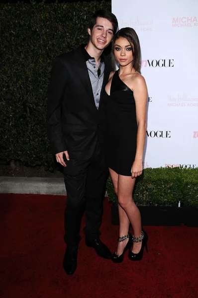 Matt Prokop and Sarah Hyland at the 8th Annual Teen Vogue Young Hollywood Party, Paramount Studios, Hollywood, CA. 10-01-10 — 图库照片