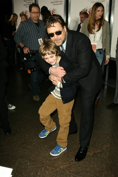 Ty Simpkins and Russell Crowe — Stock Photo, Image