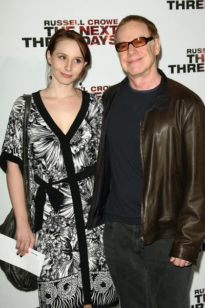 Danny Elfman och dottern Molly på "de kommande tre dagarna" Los Angeles screening, DGA, West Hollywood, ca 11-16-10 — Stockfoto