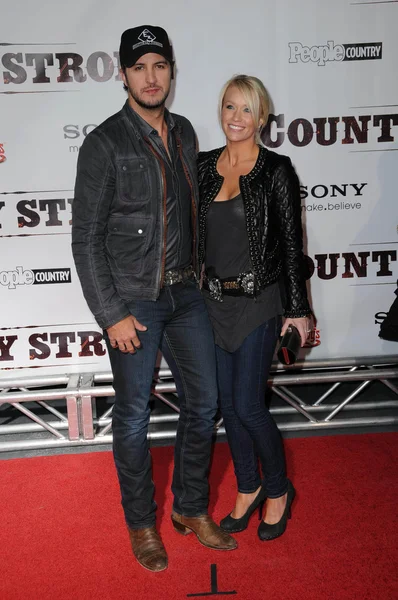 Luke Bryan y su esposa Caroline en el "Country Strong" Nashville Premiere, Regal Green Hills, Nashville TN. 11-8-10 — Foto de Stock