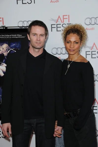 Garret dillahunt, michelle hurd op de "amigo" screening op afi fest 2010, chinese theater, hollywood, ca. 11-06-10 — Stockfoto