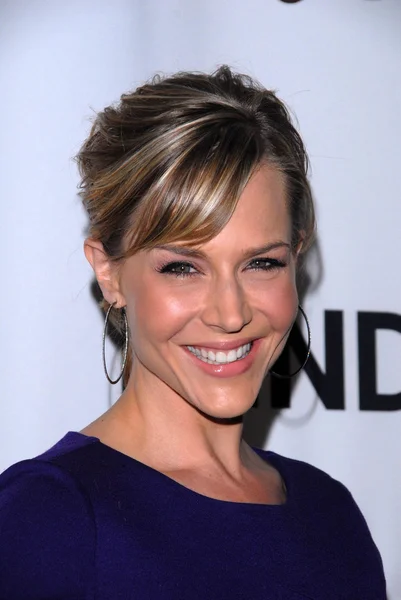 Julie benz na lupus la 8. roční žebračky oběd, beverly wilshire hotel, beverly hills, ca. 11-16-10 — Stock fotografie