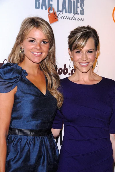 Ali Fedotowsky, Julie Benz —  Fotos de Stock