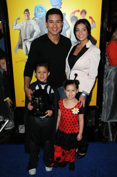 Mario Lopez, Přítelkyně Courtney Mazza, neteř a synovec na "Megamind" Los Angeles Premiere, čínské divadlo, Hollywood, CA. 10-30-10 — Stock fotografie