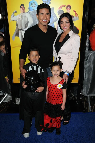 Mario Lopez, barátnője Courtney Mazza, unokahúgom és unokaöccse a "Megamind" Los Angeles Premiere, kínai Színház, Hollywood, CA. 10-30-10 — Stock Fotó