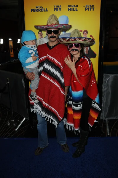 Mary Lynn Rajskub and Family at the "Megamind" Los Angeles Premiere, Chinese Theater, Hollywood, CA. 10-30-10 — Stock Photo, Image