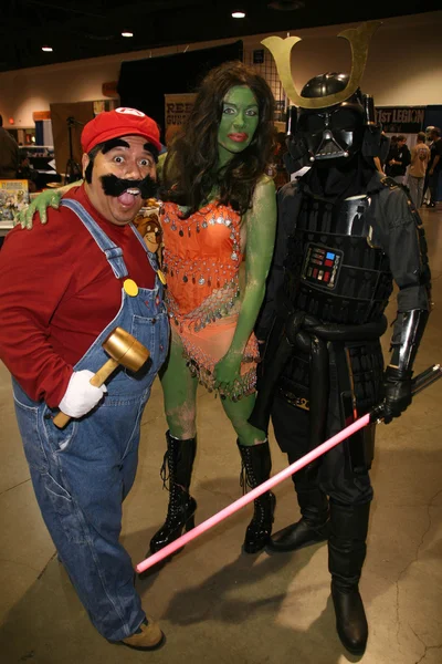 Pablo ramos als "mario" mit alicia arden als "orion slave girl" und freundin am long beach comic-con tag 2, long beach convention center, long beach, ca. 10-30-10 — Stockfoto