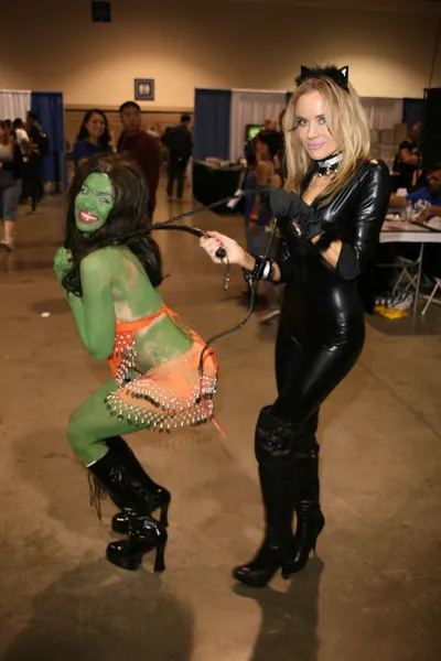 Alicia arden orion slave girl ve paula labaredas long beach comic-con günde 2, kedi kadın olarak olarak uzun beach convention center, long beach, ca. 10-30-10 — Stok fotoğraf