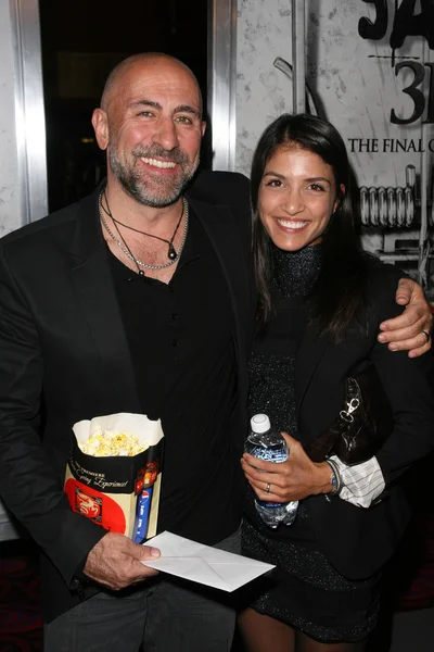 Carlo Rota e esposa no "SAW 3D" Special Screening, Chinese 6, Hollywood, CA. 10-27-10 — Fotografia de Stock