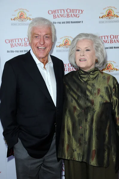 Van Dyke e Sally Ann Howes-r-nat il "Chitty Chitty Bang Bang" Los Angeles Special Screening and Blu-Ray Release Party, Pacific Theaters, Los Angeles, Ca. 10-30-10 — Foto Stock