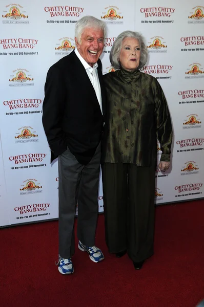Van Dyke i Sally ann Howes\r\nat "Chitty Chitty bang bang" Los Angeles Special przesiewowych i Blu-ray Release party, Pacific Theaters, Los Angeles, CA. 10-30-10 — Zdjęcie stockowe