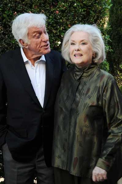 Van Dyke und Sally Ann Howes bei der "Chitty Chitty Bang Bang" Los Angeles Special Screening and Blu-Ray Release Party, Pacific Theaters, Los Angeles, Ca. 10-30-10 — Stockfoto