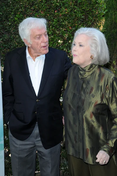 Van Dyke y Sally Ann Howes en la "Chitty Chitty Bang Bang" La proyección especial de Los Angeles y la fiesta de lanzamiento de Blu-Ray, Pacific Theaters, Los Angeles, Ca. 10-30-10 — Foto de Stock