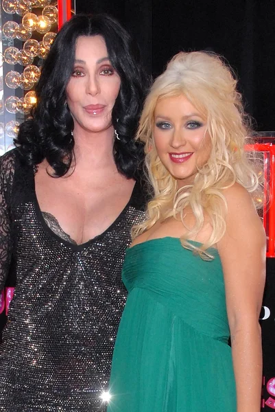 Cher and Christina Aguilera at the "Burlesque" Los Angeles Premiere, Chinese Theater, Hollywood, CA. 11-15-10 — Stock Photo, Image