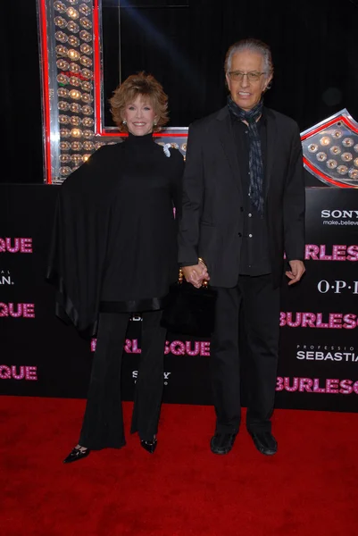 Джейн Фонда и Ричард Перриат на премьере "Бурлеска" в Лос-Анджелесе, Китайский театр, Голливуд, Калифорния. 11-15-10 — стоковое фото